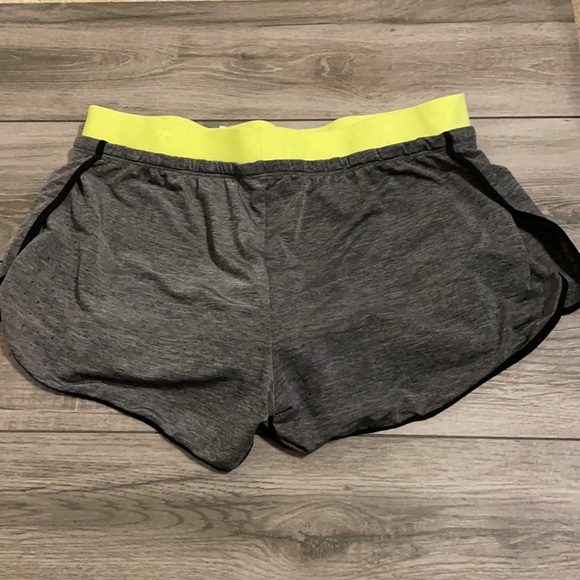 Nike size medium dri fit workout shorts - Picture 3 of 3